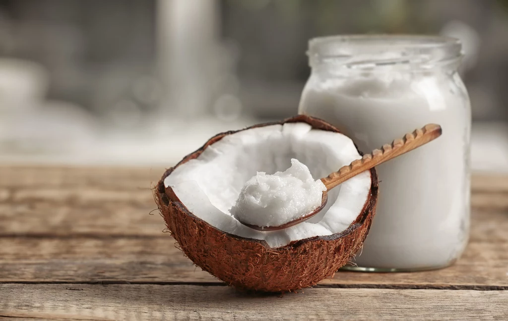 Olej kokosowy to remedium na suchą skórę i zniszczone włosy 