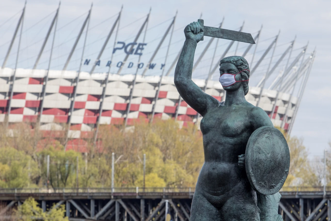 Na całym świecie ludzie zakładają maseczki na pomniki. Na zdjęciu jeden z najpopularniejszych pomników w Polsce - Warszawska Syrenka. Na całym świecie ludzie zakładają maseczki na pomniki. Na zdjęciu jeden z najpopularniejszych pomników w Polsce - Warszawska Syrenka.