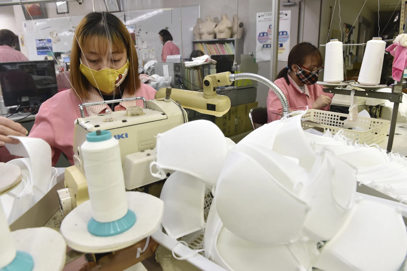 W Japonii hitem stały się maseczki, które są wykonywane ze staników. Nawet niektóre fabryki produkujące damską bieliznę zostały przekształcone na produkcję masek. W Japonii hitem stały się maseczki, które są wykonywane ze staników. Nawet niektóre fabryki produkujące damską bieliznę zostały przekształcone na produkcję masek.