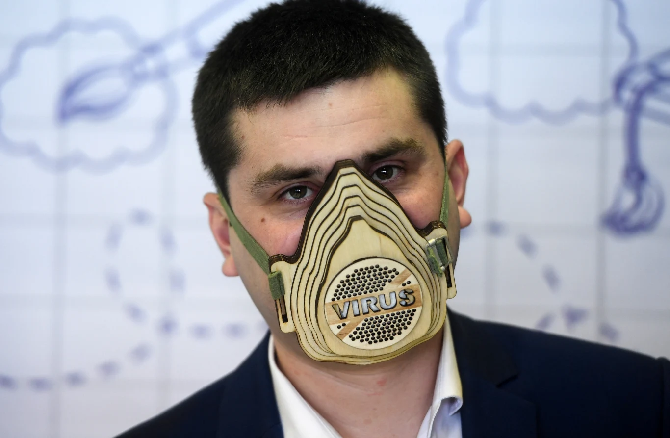 W Rosji, a dokładniej w Mamadyszu, jeden z nauczycieli postanowił robić maseczki ze sklejki. W Rosji, a dokładniej w Mamadyszu, jeden z nauczycieli postanowił robić maseczki ze sklejki.