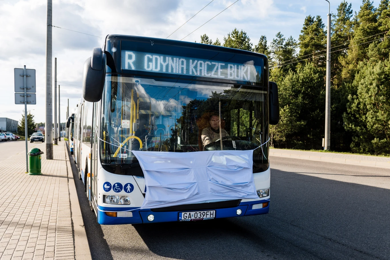W Rumii, szóstym największym mieście województwa pomorskiego, założono maski autobusom miejskim. Akcja ma na celu promowanie noszenia maseczek ochronnych podczas pandemii koronawirusa. Dodatkowo z przodu autobusu na ekranie wyświetlany jest napis „ZOSTAŃ W DOMU”. W Rumii, szóstym największym mieście województwa pomorskiego, założono maski autobusom miejskim. Akcja ma na celu promowanie noszenia maseczek ochronnych podczas pandemii koronawirusa. Dodatkowo z przodu autobusu na ekranie wyświetlany jest napis „ZOSTAŃ W DOMU”.
