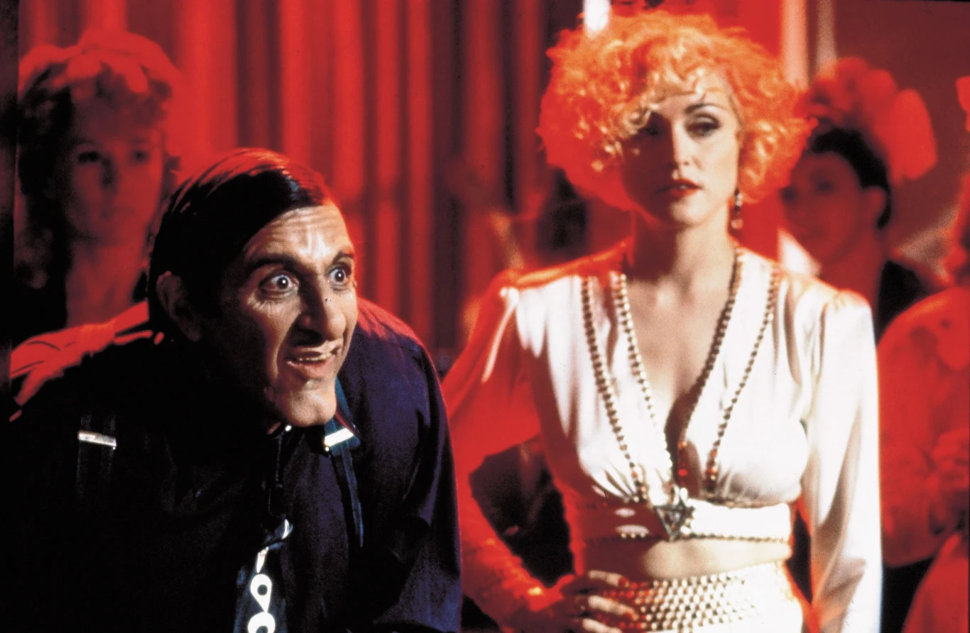 Tym razem przerwa w nominacjach trwała aż trzynaście lat, mimo że po drodze Pacino zagrał świetne role w tak uznanych filmach, jak "Zadanie specjalne", "Autor! Autor!", "Człowiek z blizną" czy "Morze miłości". Nominację - za najlepszą rolę drugoplanową - zapewniła mu jednak dopiero kreacja w komedii kryminalnej "Dick Tracy" Warrena Beattty'ego. Co ciekawe, w ogóle nie przypominał w tej produkcji siebie. O ile bowiem ucharakteryzowana na Marilyn Monroe Madonna jest na powyższej fotografii łatwa do identyfikacji, o tyle postać szefa mafii Alphonse'a Caprice'a to najbardziej "zmetamorfizowana" kreacja w całej filmografii Ala Pacino.