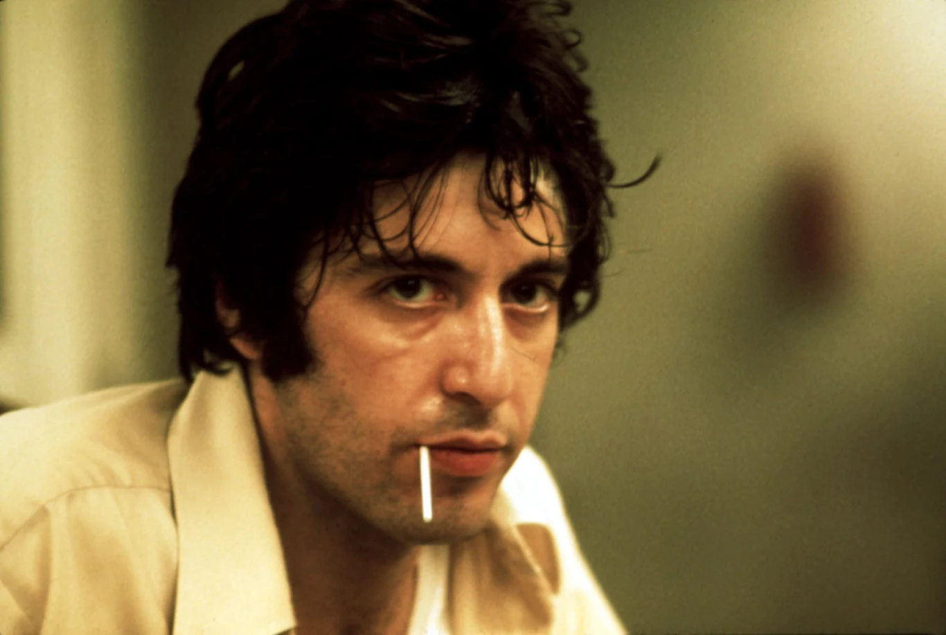 W 1976 roku Pacino skompletował swoistą karetę, po raz czwarty z rzędu był nominowany do Oscara. I po raz kolejny nie wygrał. Tym razem nominację zapewniła mu kreacje w filmie "Pieskie popołudnie". Rola Sonny'ego Wortzika - zuchwałego młodzieńca, który napada na nowojorski bank - była popisem improwizacji. Reżyser Sidney Lumet zachęcał bowiem swojego aktora do swobodnej interpretacji oryginalnego scenariusza. Stosując zasady słynnej "metody" - wypracowanej przez Lee Starsberga metodologii pracy nad rolą - Pacino niemal w ogóle nie sypiał podczas realizacji filmu. Wystarczy zresztą popatrzeć na jego oczy...