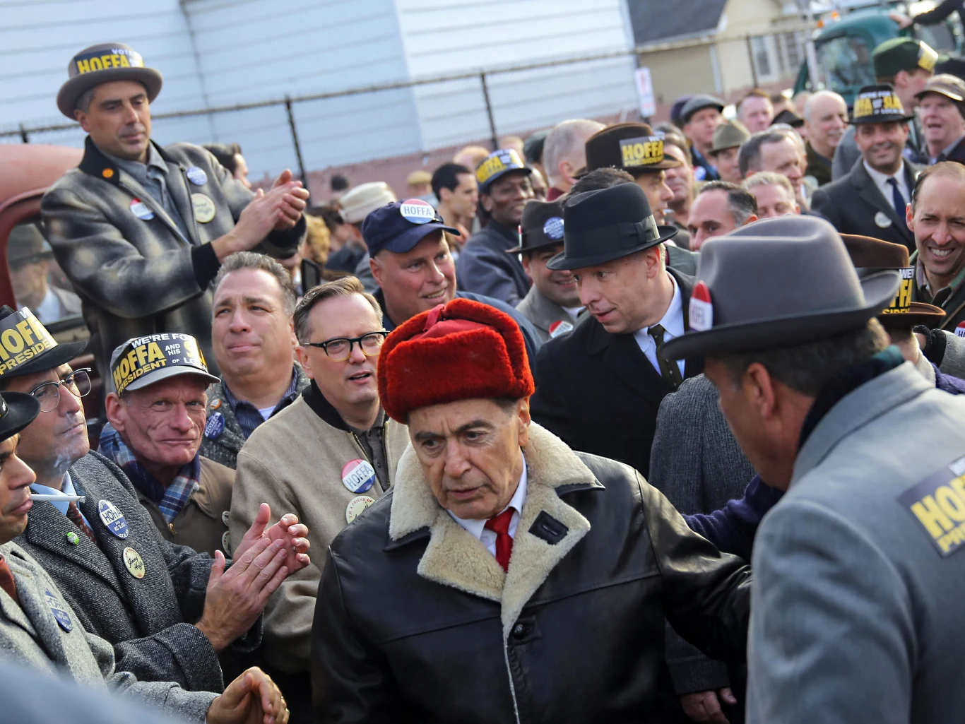 Aż 27 lat musiał czekać Al Pacino na kolejną nominację do Oscara. Otrzymał ją w tym roku za drugoplanową kreację w filmie "Irlandczyk" Martina Scorsese. W tej rozgrywającej się na przestrzeni kilkudziesięciu lat epickiej opowieści, wcielił się w legendarnego przywódcę związków zawodowych Jimmy'ego Hoffę. Jego tajemnicze zaginięcie i prawdopodobna śmierć to jedna z największych zagadek kryminalnych w historii Stanów Zjednoczonych. W wyścigu o statuetkę Pacino musiał uznać wyższość zdecydowanego faworyta tej kategorii, czyli Brada Pitta, docenionego za występ w "Pewnego razu... w Hollywood" Quentina Tarantino.