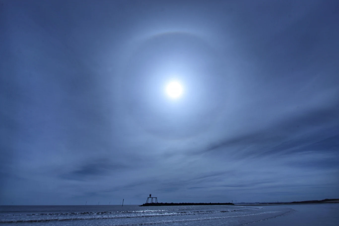 Halo było wyraźnie widoczne z plaży, będącej częścią wybrzeża Morza Północnego.