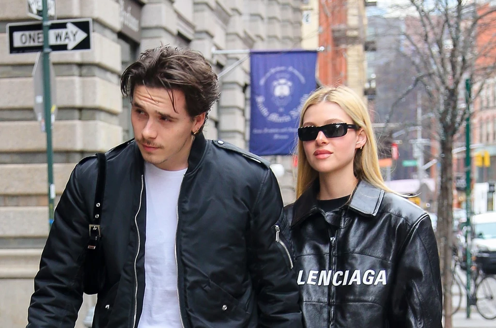 Na fotografii: Brooklyn Beckham i Nicola Peltz podczas spaceru po Nowym Jorku