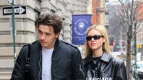 Na fotografii: Brooklyn Beckham i Nicola Peltz podczas spaceru po Nowym Jorku