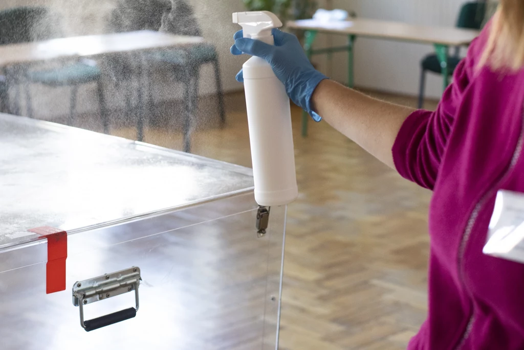 Ze względu na epidemię w lokalu wyborczym obowiązują szczególne środki ostrożności Ze względu na epidemię w lokalu wyborczym obowiązują szczególne środki ostrożności