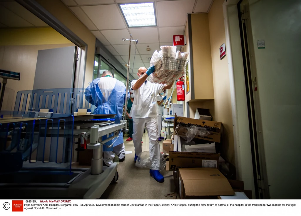 W Lombardii, a zwłaszcza w głównym ognisku epidemii - Bergamo, odnotowano też najwięcej zgonów wśród lekarzy. W całych Włoszech zmarło ich 142, a zakażonych jest ponad 17 tys. pracowników służby zdrowia. W Lombardii, a zwłaszcza w głównym ognisku epidemii - Bergamo, odnotowano też najwięcej zgonów wśród lekarzy. W całych Włoszech zmarło ich 142, a zakażonych jest ponad 17 tys. pracowników służby zdrowia.