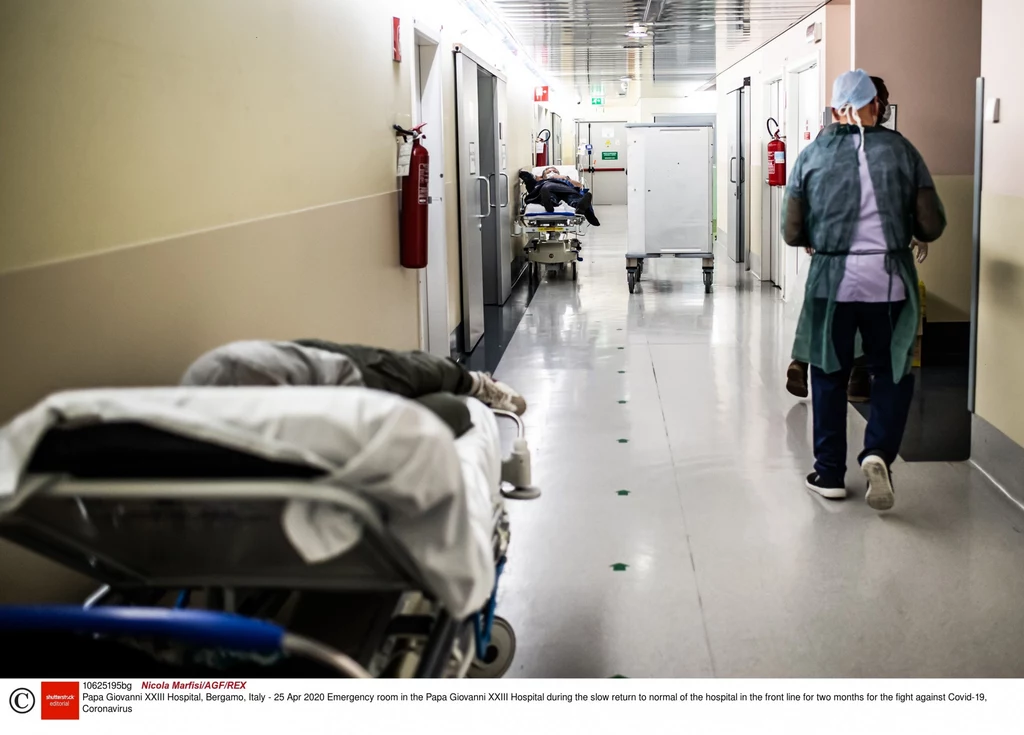 Dziennik "La Repubblica" podał w ubiegłym tygodniu, że wiele wskazuje na to, iż liczba zmarłych w wyniku koronawirusa może być we Włoszech wyższa o około 10 tys., w tym o siedem tys. w samej Lombardii. Dziennik "La Repubblica" podał w ubiegłym tygodniu, że wiele wskazuje na to, iż liczba zmarłych w wyniku koronawirusa może być we Włoszech wyższa o około 10 tys., w tym o siedem tys. w samej Lombardii.