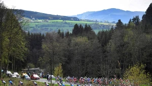 Kolarze na trasie wyścigu Liege-Bastogne-Liege z 2018 r.