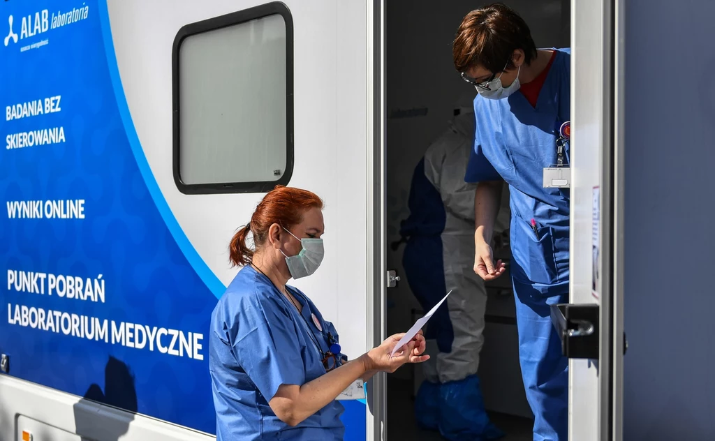 Koronawirus w Polsce. Pracownicy medyczni Samodzielnego Publicznego Szpitala Klinicznego nr 4 podczas badania na obecność COVID-19 w mobilnym punkcie pobrań Koronawirus w Polsce. Pracownicy medyczni Samodzielnego Publicznego Szpitala Klinicznego nr 4 podczas badania na obecność COVID-19 w mobilnym punkcie pobrań