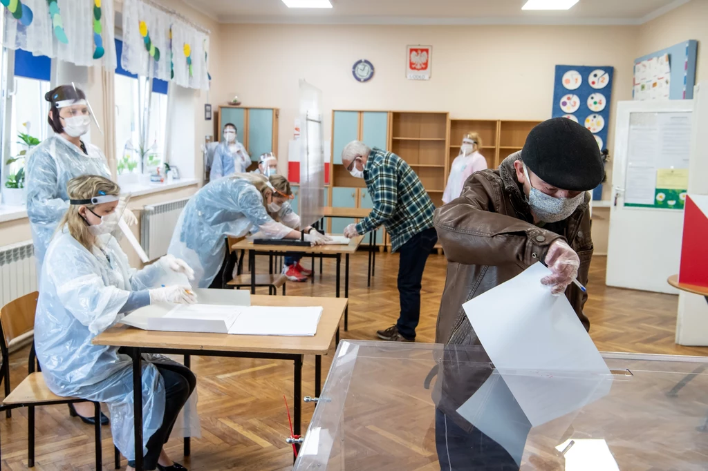 Głosowanie w lokalu Obwodowej Komisji Wyborczej nr 8 w Przedszkolu im. Juliana Tuwima w Aleksandrowie Kujawskim