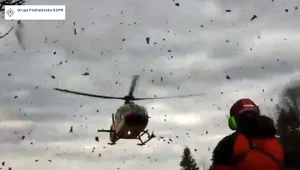 Start śmigłowca Lotniczego Pogotowia Ratunkowego z poszkodowanym po upadku z wysokości w okolicach szczytu Trzech Koron do szpitala w Nowym Targu