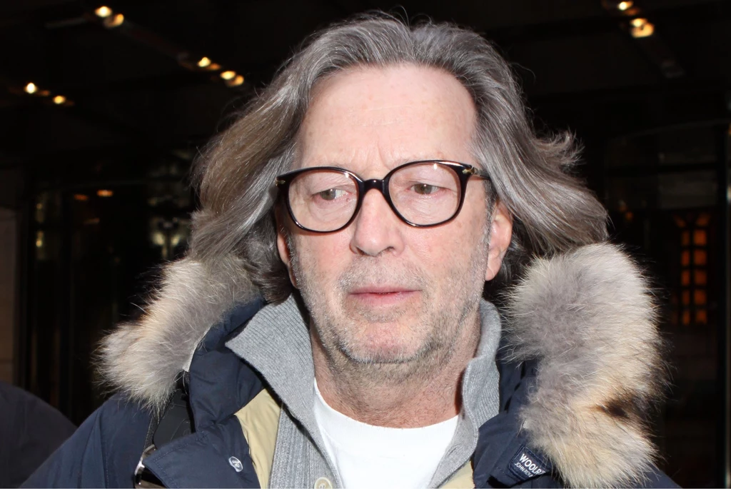 Śmierć ukochanego dziecka przeżył również Eric Clapton. Ten temat gwiazdor poruszył w jednym ze swoich największych przebojów "Tears in Heaven". W marcu 1991 roku z okna na 53. piętrze apartamentu wypadł jego syn Conor. Chłopiec miał zaledwie cztery latka. Podobno po śmierci dziecka, piosenkarz przez długi czas nie mógł się pozbierać. Ukojenie znalazł właśnie w muzyce. Śmierć ukochanego dziecka przeżył również Eric Clapton. Ten temat gwiazdor poruszył w jednym ze swoich największych przebojów "Tears in Heaven". W marcu 1991 roku z okna na 53. piętrze apartamentu wypadł jego syn Conor. Chłopiec miał zaledwie cztery latka. Podobno po śmierci dziecka, piosenkarz przez długi czas nie mógł się pozbierać. Ukojenie znalazł właśnie w muzyce.