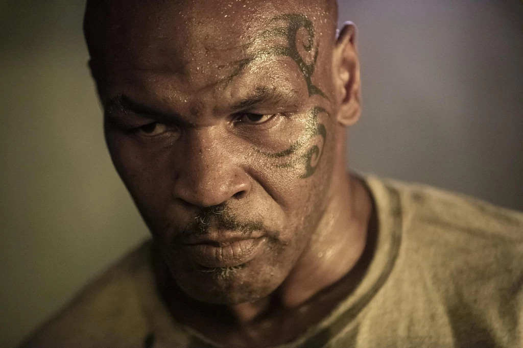 Mike Tyson jest jednym z najbardziej znanych sportowców na świecie. W 1986 roku gwiazdor został najmłodszym mistrzem świata w historii boksu zawodowego. Nie wszyscy zdają sobie jednak sprawę z tego, że Mike Tyson wiele lat temu przeżył ogromną życiową tragedię. Jego czteroletnia córka Exodus bawiła się w domowej siłowni. Zaplątała się w kabel od bieżni, w wyniku czego udusiła się. Odnalazł ją jej wówczas 7-letni brat. Chociaż dziewczynka szybko została przewieziona do szpitala, nie udało się jej już uratować. Mike Tyson jest jednym z najbardziej znanych sportowców na świecie. W 1986 roku gwiazdor został najmłodszym mistrzem świata w historii boksu zawodowego. Nie wszyscy zdają sobie jednak sprawę z tego, że Mike Tyson wiele lat temu przeżył ogromną życiową tragedię. Jego czteroletnia córka Exodus bawiła się w domowej siłowni. Zaplątała się w kabel od bieżni, w wyniku czego udusiła się. Odnalazł ją jej wówczas 7-letni brat. Chociaż dziewczynka szybko została przewieziona do szpitala, nie udało się jej już uratować.