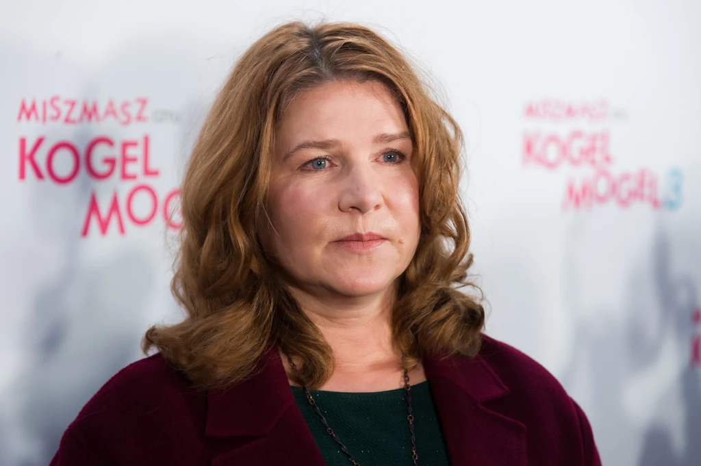 Grażyna Błęcka-Kolska to polska aktorka, znana przede wszystkim z roli Katarzyny Solskiej w komedii "Kogel Mogel". Na ekranie zadebiutowała za sprawą miniserialu "Rozalka Olaboga." W 2014 roku jej życie przewróciło się do góry nogami, za sprawą wypadku samochodowego, w którym zginęła jej 23-letnia córka, Zuzanna. To wydarzenie wstrząsnęło aktorką tym bardziej, że to ona prowadziła wtedy pojazd. Po tym traumatycznym przeżyciu Grażyna Błęcka-Kolska na kilka lat zrezygnowała z kariery zawodowej. Korzystała również z pomocy psychologa. Na ekranie ponownie pojawiła się w "Ułaskawieniu". W zeszłym roku zagrała również w filmie "Miszmasz, czyli kogel-mogel 3", będącym kolejną częścią kultowej komedii z 1988 roku. Grażyna Błęcka-Kolska to polska aktorka, znana przede wszystkim z roli Katarzyny Solskiej w komedii "Kogel Mogel". Na ekranie zadebiutowała za sprawą miniserialu "Rozalka Olaboga." W 2014 roku jej życie przewróciło się do góry nogami, za sprawą wypadku samochodowego, w którym zginęła jej 23-letnia córka, Zuzanna. To wydarzenie wstrząsnęło aktorką tym bardziej, że to ona prowadziła wtedy pojazd. Po tym traumatycznym przeżyciu Grażyna Błęcka-Kolska na kilka lat zrezygnowała z kariery zawodowej. Korzystała również z pomocy psychologa. Na ekranie ponownie pojawiła się w "Ułaskawieniu". W zeszłym roku zagrała również w filmie "Miszmasz, czyli kogel-mogel 3", będącym kolejną częścią kultowej komedii z 1988 roku.