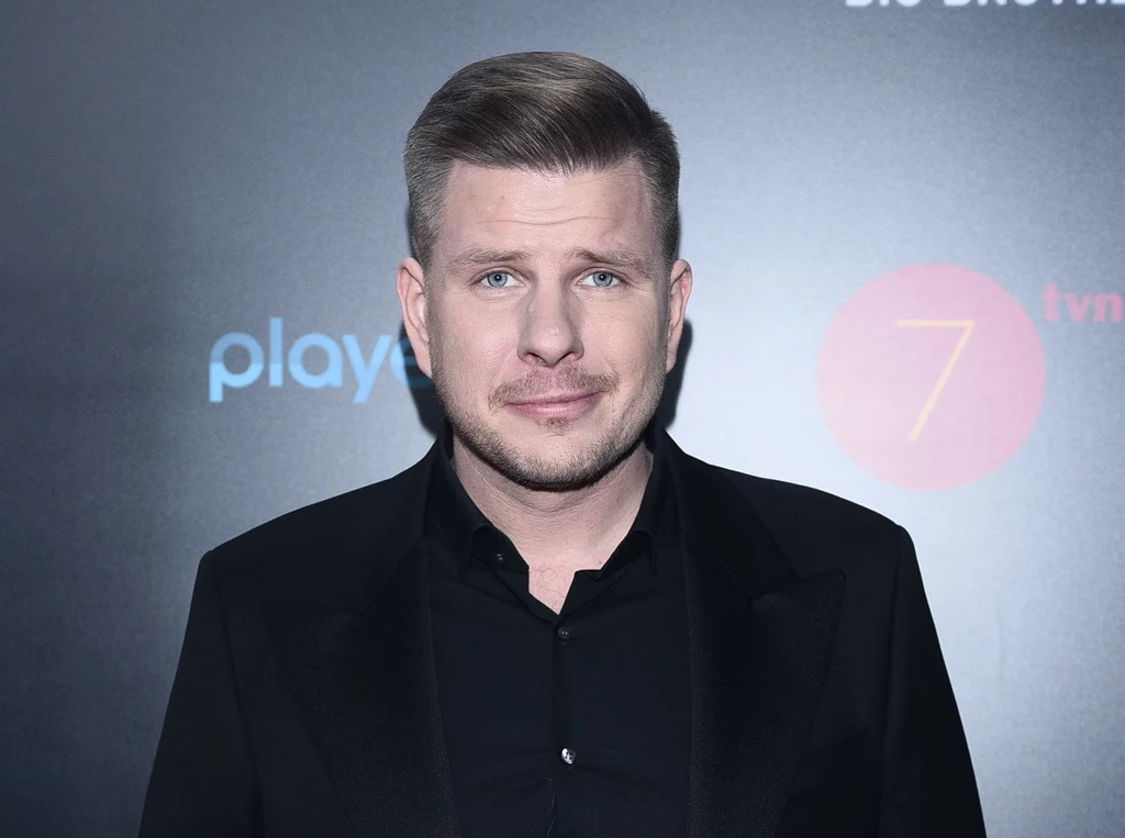 Filip Chajzer to 35-letni polski prezenter telewizyjny. Widzowie mogą go kojarzyć przede wszystkim z programu śniadaniowego "Dzień dobry TVN" oraz z trzeciego sezonu programu "Ameryka Express". Chociaż na ekranie najczęściej bije od niego mnóstwo pozytywnej energii, kilka lat temu los okrutnie go doświadczył. W 2015 roku w wypadku samochodowym zginął jego ukochany syn Maksymilian. Filip Chajzer to 35-letni polski prezenter telewizyjny. Widzowie mogą go kojarzyć przede wszystkim z programu śniadaniowego "Dzień dobry TVN" oraz z trzeciego sezonu programu "Ameryka Express". Chociaż na ekranie najczęściej bije od niego mnóstwo pozytywnej energii, kilka lat temu los okrutnie go doświadczył. W 2015 roku w wypadku samochodowym zginął jego ukochany syn Maksymilian.