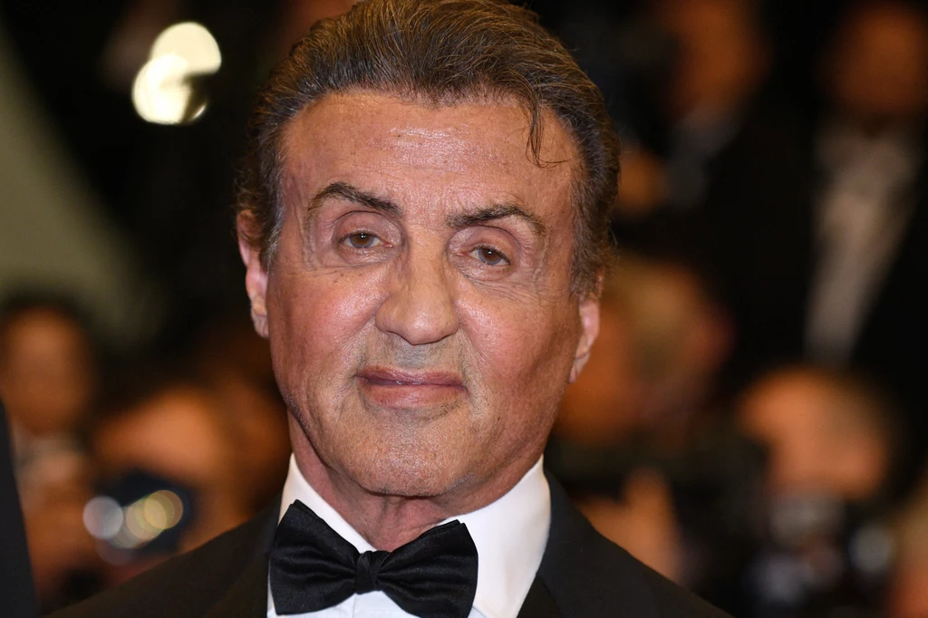 Sylvester Stallone bez wątpienia należy do największych gwiazd Hollywood. Rola legendy boksu Rocky’ego Balboa przyniosła mu ogromną popularność, która tylko wzrosła po tym, jak wcielił się w postać żołnierza Johna Rambo. Niestety, kilka lat temu aktora spotkała życiowa tragedia. Jego dorosły syn Sage Stallone został znaleziony martwy we własnym mieszkaniu. Mężczyzna miał umrzeć na zawał serca spowodowany miażdżycą. Wiadomo też, że na dwa tygodnie przed śmiercią Sage Stallone przeszedł poważną operację stomatologiczną, po której zmagał się w ogromnym bólem. Zażywał więc duże ilości leków przeciwbólowych. Sylvester Stallone bez wątpienia należy do największych gwiazd Hollywood. Rola legendy boksu Rocky’ego Balboa przyniosła mu ogromną popularność, która tylko wzrosła po tym, jak wcielił się w postać żołnierza Johna Rambo. Niestety, kilka lat temu aktora spotkała życiowa tragedia. Jego dorosły syn Sage Stallone został znaleziony martwy we własnym mieszkaniu. Mężczyzna miał umrzeć na zawał serca spowodowany miażdżycą. Wiadomo też, że na dwa tygodnie przed śmiercią Sage Stallone przeszedł poważną operację stomatologiczną, po której zmagał się w ogromnym bólem. Zażywał więc duże ilości leków przeciwbólowych.