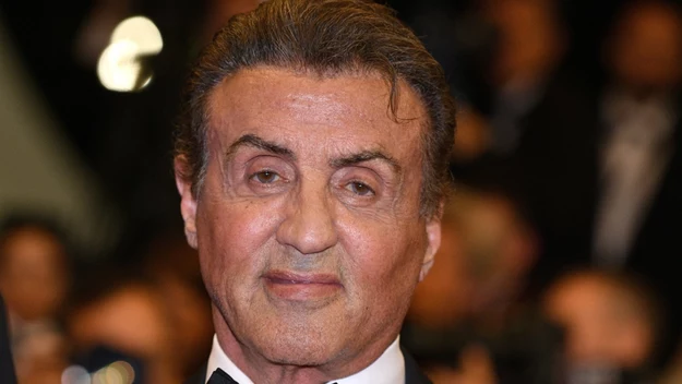 Sylvester Stallone bez wątpienia należy do największych gwiazd Hollywood. Rola legendy boksu Rocky’ego Balboa przyniosła mu ogromną popularność, która tylko wzrosła po tym, jak wcielił się w postać żołnierza Johna Rambo. 

Niestety, kilka lat temu aktora spotkała życiowa tragedia. Jego dorosły syn Sage Stallone został znaleziony martwy we własnym mieszkaniu. 

Mężczyzna miał umrzeć na zawał serca spowodowany miażdżycą. Wiadomo też, że na dwa tygodnie przed śmiercią Sage Stallone przeszedł poważną operację stomatologiczną, po której zmagał się w ogromnym bólem.  Zażywał więc duże ilości leków przeciwbólowych. 