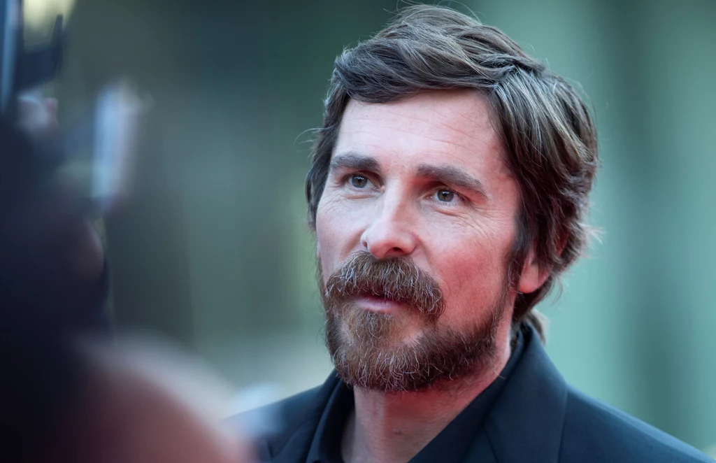 Brytyjski aktor Christian Bale zawsze stara się jak najlepiej wcielić w graną przez siebie postać. I dobrze, bo jego wysiłek nie idzie na marne. Gwiazdor został laureatem Oscara za rolę w produkcji "Fighter" z 2010 roku. Krytycy filmowi na całym świecie zachwycali się również jego grą w "Vice". Brytyjski aktor Christian Bale zawsze stara się jak najlepiej wcielić w graną przez siebie postać. I dobrze, bo jego wysiłek nie idzie na marne. Gwiazdor został laureatem Oscara za rolę w produkcji "Fighter" z 2010 roku. Krytycy filmowi na całym świecie zachwycali się również jego grą w "Vice".