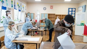 Głosowanie w lokalu Obwodowej Komisji Wyborczej nr 8 w Przedszkolu im. Juliana Tuwima na ul. Wojska Polskiego w Aleksandrowie Kujawskim