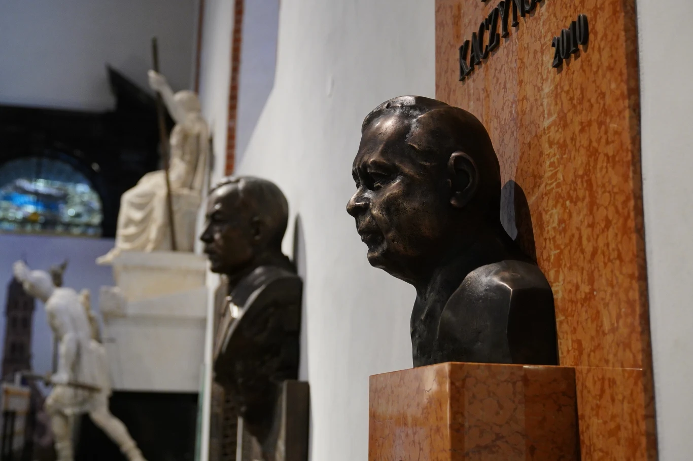 Tablica ku pamieci L. Kaczynskiego zawisla w Archikatedrze Warszawskiej