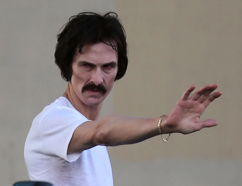 Kiedy Matthew McConaughey przygotowywał się do roli w filmie "Witaj w klubie", schudł dobre kilkanaście kilogramów. Aktor był wtedy bardzo szczupły, a jego fani i przyjaciele martwili się o niego. Utrata wagi była jednak konieczna, aby Matthew McConaughey mógł zagrać postać mężczyzny chorego na AIDS. Utalentowany aktor genialnie zagrał wtedy rolę Rona Woodroofa. Fabuła filmu była oparta na autentycznych wydarzeniach. Kiedy Matthew McConaughey przygotowywał się do roli w filmie "Witaj w klubie", schudł dobre kilkanaście kilogramów. Aktor był wtedy bardzo szczupły, a jego fani i przyjaciele martwili się o niego. Utrata wagi była jednak konieczna, aby Matthew McConaughey mógł zagrać postać mężczyzny chorego na AIDS. Utalentowany aktor genialnie zagrał wtedy rolę Rona Woodroofa. Fabuła filmu była oparta na autentycznych wydarzeniach.