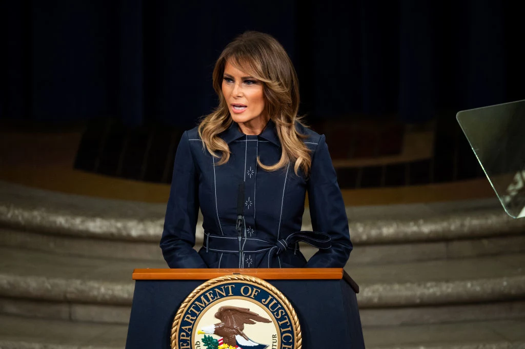 W 1996 roku Melania wyjechała do Stanów Zjednoczonych z wizą turystyczną, aby rozwijać się jako modelka i tym samym ryzykując nielegalną pracą. Donalda Trumpa poznała we wrześniu 1998 r. podczas imprezy Fashion Week, która odbywała się w klubie Kit Kat Club, położonym przy Times Square w Nowym Jorku. W 1996 roku Melania wyjechała do Stanów Zjednoczonych z wizą turystyczną, aby rozwijać się jako modelka i tym samym ryzykując nielegalną pracą. Donalda Trumpa poznała we wrześniu 1998 r. podczas imprezy Fashion Week, która odbywała się w klubie Kit Kat Club, położonym przy Times Square w Nowym Jorku.