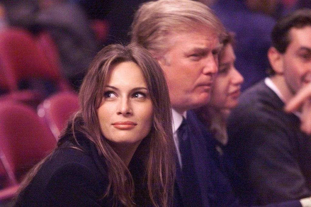Piękna Słowenka zawróciła w głowie miliarderowi. Para szybko stała się prawie nierozłączna. W 2005 roku Melania i Donald pobrali się na terenie własnej posiadłości na Florydzie. Piękna Słowenka zawróciła w głowie miliarderowi. Para szybko stała się prawie nierozłączna. W 2005 roku Melania i Donald pobrali się na terenie własnej posiadłości na Florydzie.
