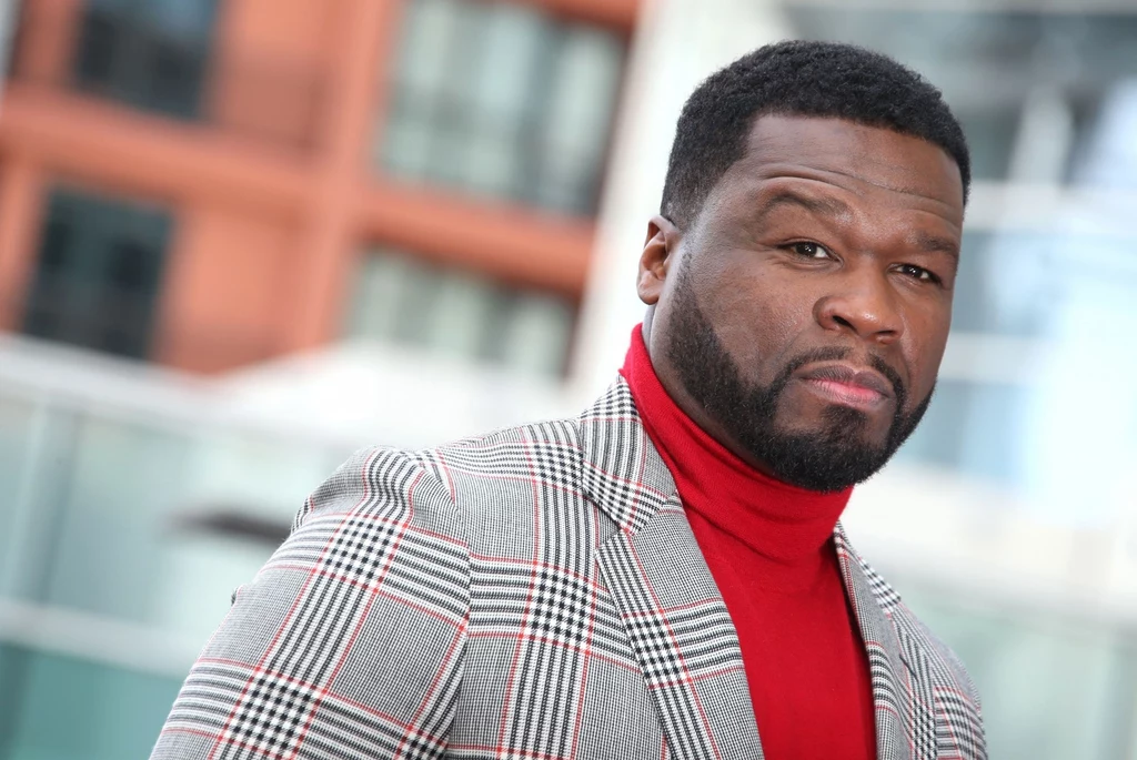 Amerykański raper 50 Cent naprawdę nazywa się Curtis James Jackson. Gwiazdor urodził się w Nowym Jorku. Początkowo wychowywała go matka, która niestety wpadła w długi i ze względu na to została zamordowana. Opiekę nad artystą przejęli więc dziadkowie. 50 Cent zdecydowanie nie był grzecznym chłopcem. Handlował narkotykami, a nie raz nosił też przy sobie broń. Trafił nawet do zakładu karnego. Po wyjściu z więzienia zajął się muzyką. Już jego pierwszy album "Get Rich or Die Tryin" okazał się ogromnym sukcesem. Na podstawie jego życiorysu nakręcono również film o tym samym tytule. Amerykański raper 50 Cent naprawdę nazywa się Curtis James Jackson. Gwiazdor urodził się w Nowym Jorku. Początkowo wychowywała go matka, która niestety wpadła w długi i ze względu na to została zamordowana. Opiekę nad artystą przejęli więc dziadkowie. 50 Cent zdecydowanie nie był grzecznym chłopcem. Handlował narkotykami, a nie raz nosił też przy sobie broń. Trafił nawet do zakładu karnego. Po wyjściu z więzienia zajął się muzyką. Już jego pierwszy album "Get Rich or Die Tryin" okazał się ogromnym sukcesem. Na podstawie jego życiorysu nakręcono również film o tym samym tytule.
