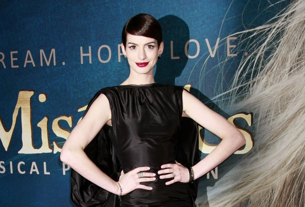 Aktorka doskonale wie, że rola w filmie często wymaga poświęceń. Anne Hathaway musiała schudła kilkanaście kilogramów, aby wcielić się w postać Fantine w produkcji "Nędznicy". Aktorka doskonale wie, że rola w filmie często wymaga poświęceń. Anne Hathaway musiała schudła kilkanaście kilogramów, aby wcielić się w postać Fantine w produkcji "Nędznicy".