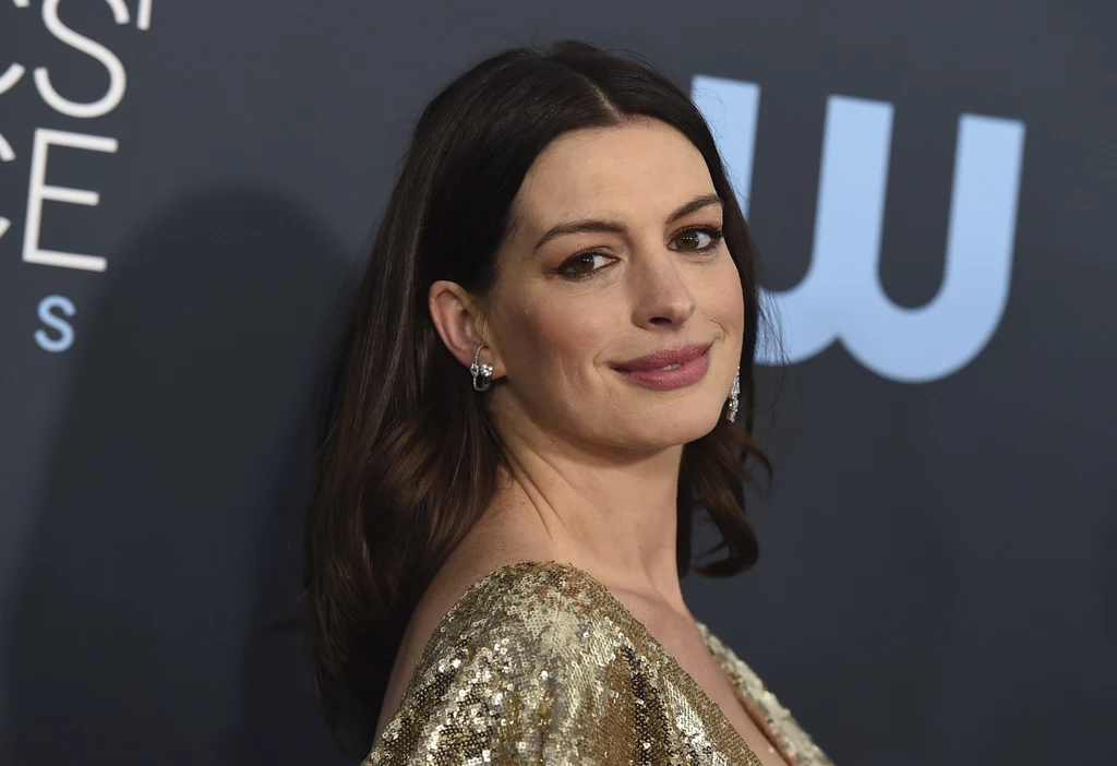 Anne Hathaway to jedna z najpiękniejszych aktorek na świecie. 37-letnia artystka sympatię widzów zyskała dzięki roli Mii w ''Pamiętniku Księżniczki''. Zagrała też w takich produkcjach, jak: "Ella zaklęta" oraz "Diabeł ubiera się u Prady". Gwiazda bez wątpienia jest olśniewająco piękna. Może się również pochwalić świetną sylwetką. Anne Hathaway to jedna z najpiękniejszych aktorek na świecie. 37-letnia artystka sympatię widzów zyskała dzięki roli Mii w ''Pamiętniku Księżniczki''. Zagrała też w takich produkcjach, jak: "Ella zaklęta" oraz "Diabeł ubiera się u Prady". Gwiazda bez wątpienia jest olśniewająco piękna. Może się również pochwalić świetną sylwetką.