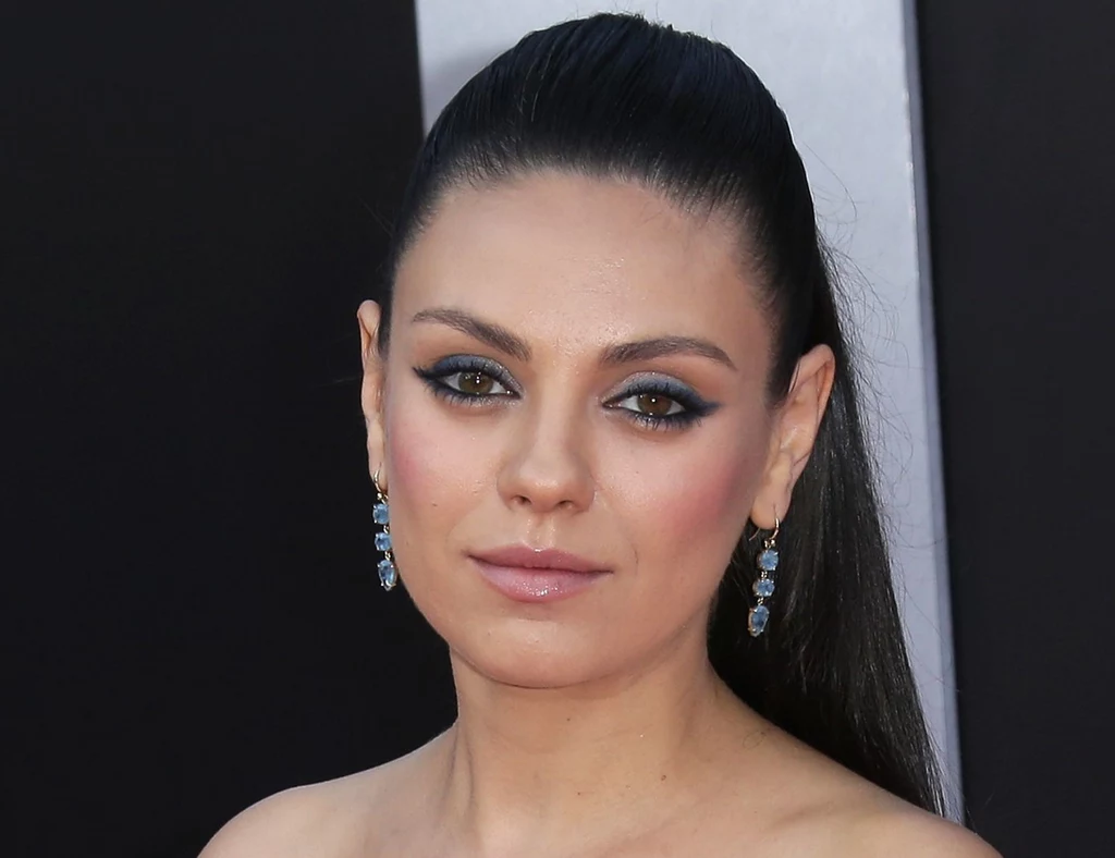 Mila Kunis zaistniała za sprawą roli w serialu "Różowe lata siedemdziesiąte". Wystąpiła też w takich produkcjach, jak: "To tylko seks", "Ted" czy "Złe mamuśki". Gwiazda przez wielu uważana jest za jedną z najatrakcyjniejszych aktorek na świecie. Patrząc na nią, aż trudno uwierzyć, że ktoś miałby kazać się jej odchudzać. Mila Kunis zaistniała za sprawą roli w serialu "Różowe lata siedemdziesiąte". Wystąpiła też w takich produkcjach, jak: "To tylko seks", "Ted" czy "Złe mamuśki". Gwiazda przez wielu uważana jest za jedną z najatrakcyjniejszych aktorek na świecie. Patrząc na nią, aż trudno uwierzyć, że ktoś miałby kazać się jej odchudzać.
