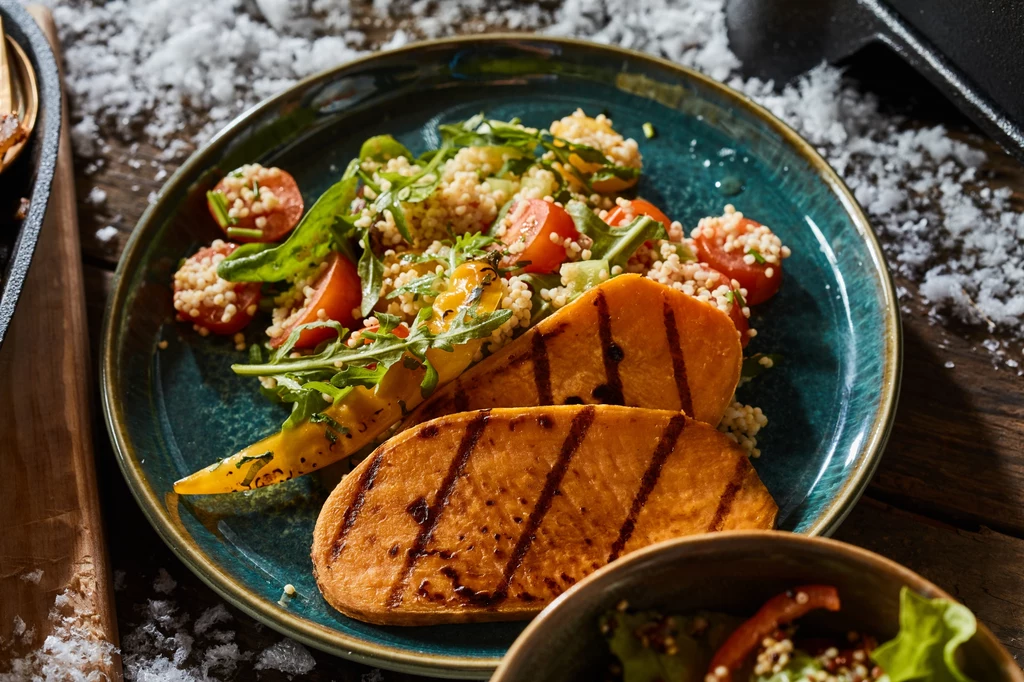 Pyszne bataty z komosą ryżową to wyśmienity pomysł na zdrowy lunch