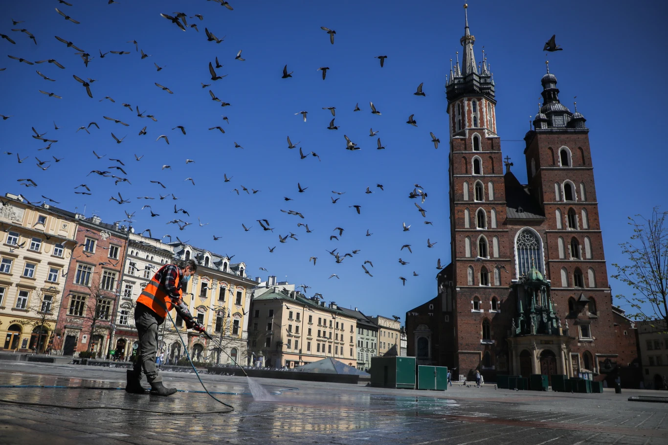 Czyszczenie Rynku Głównego w Krakowie podczas epidemii koronawirusa. Czyszczenie Rynku Głównego w Krakowie podczas epidemii koronawirusa.