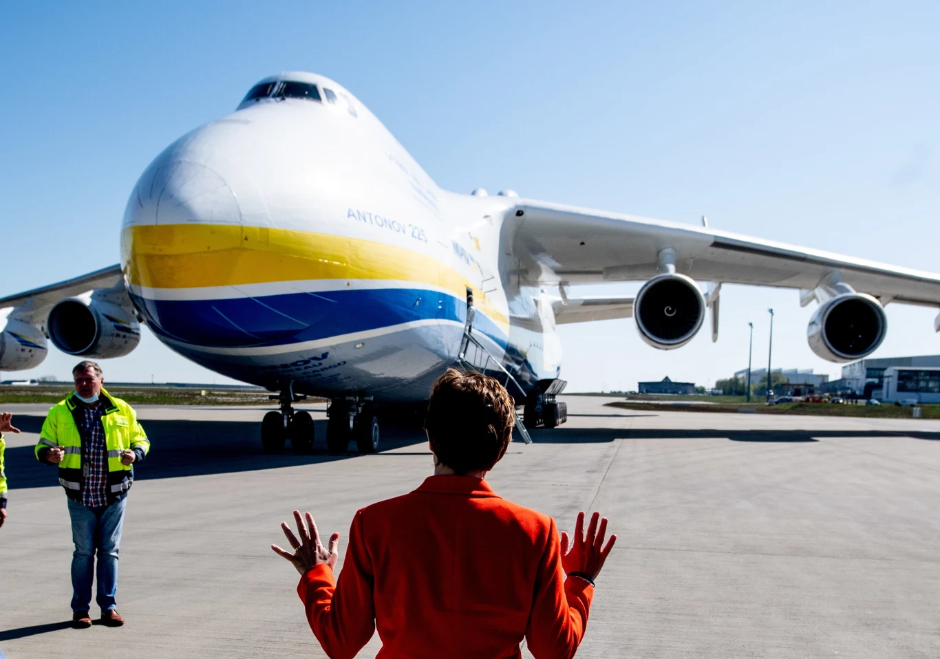 W odbiorze transportu uczestniczyła minister obrony Annegret Kramp-Karrenbauer. 