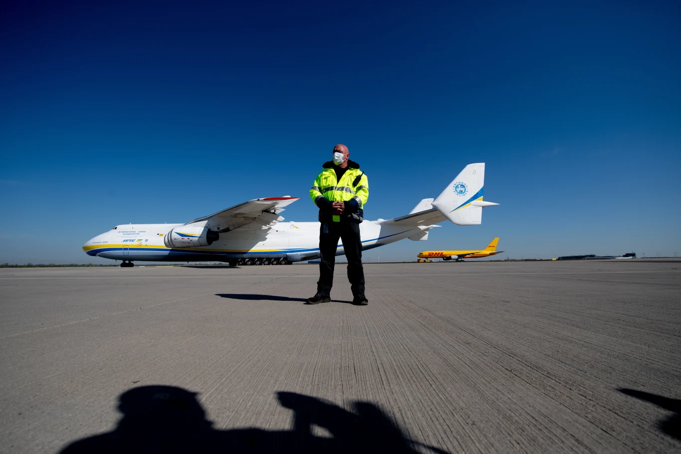 Największy samolot na świecie - ukraiński An-225 Mriya wylądował na płycie portu lotniczego Lipsk/Halle. Maszyna przywiozła 10,3 mln sztuk maseczek ochronnych zakupionych w Chinach, które następnie zostaną rozdystrybuowane do wszystkich niemieckich krajów związkowych.