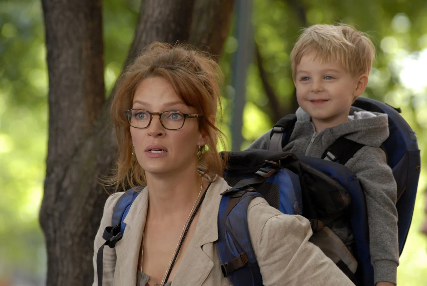 Nie wszystkie filmy z udziałem Umy Thurman odnosiły sukces. "Mama w opałach" okazała się spektakularną katastrofą.

To miał być eksperyment dystrybutora. Obraz miał początkowo trafić tylko na jeden londyński ekran - Apollo West End. Założenie producenta było następujące: jeśli obraz grany będzie tylko w jednym kinie, ekskluzywność pokazu sprawi, że na "Mamę w opałach" kolejki ustawiać będą się wzdłuż całego Piccadilly Circus.

Niestety "Mama w opałach" zanotowała gigantyczną wpadkę, zarabiając w weekend otwarcia ledwie 88 funtów, co oznacza, że na komedię z Umą Thurman wybrało się ledwie.. 11 widzów.