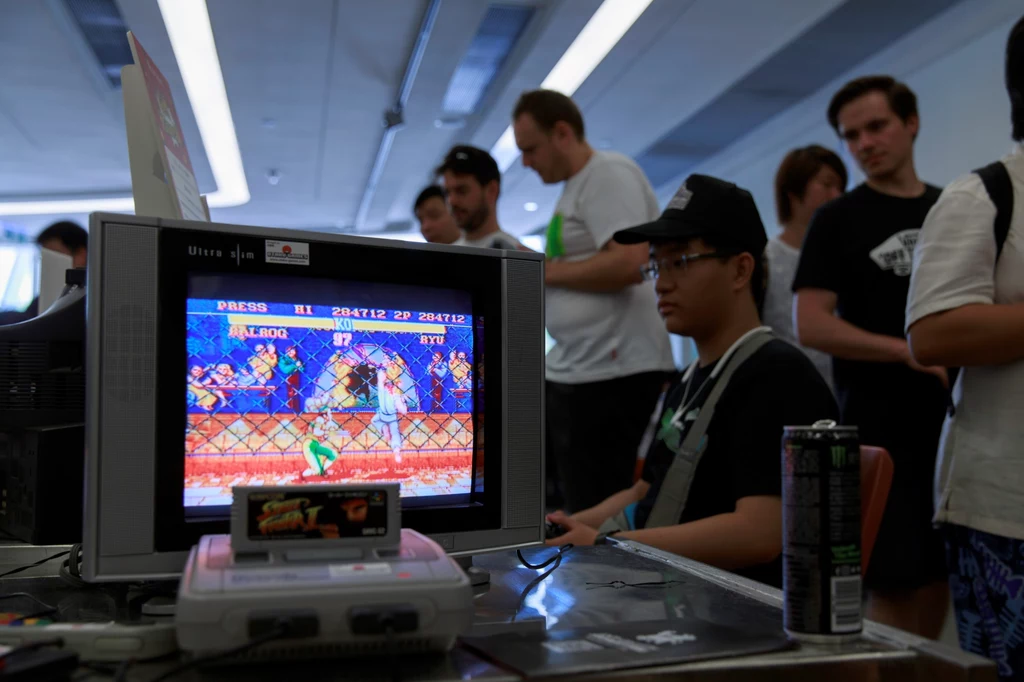 Na Super Famicom wydano sporo hitów, w tym kilka historycznych i przełomowych, jak Super Mario World, Donkey Kong Country, Mario Kart i The Legend of Zelda: A Link to the Past. Na Super Famicom wydano sporo hitów, w tym kilka historycznych i przełomowych, jak Super Mario World, Donkey Kong Country, Mario Kart i The Legend of Zelda: A Link to the Past.