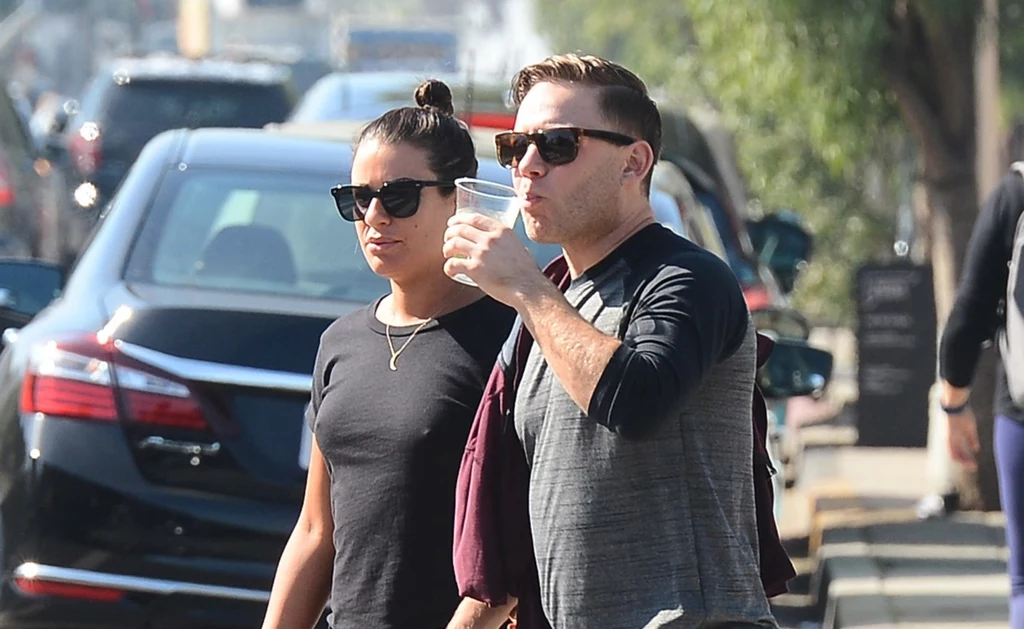 Na szczęście aktorka w końcu ułożyła sobie życie. Lea Michele w zeszłym roku poślubiła Zandy'ego Reicha. To jednak nie koniec dobrych wiadomości! "The Hollywood Reporter" poinformował niedawno, że aktorka i jej ukochany spodziewają się dziecka. Niestety nie wiadomo póki co, jaka jest jego płeć oraz termin porodu. Na szczęście aktorka w końcu ułożyła sobie życie. Lea Michele w zeszłym roku poślubiła Zandy'ego Reicha. To jednak nie koniec dobrych wiadomości! "The Hollywood Reporter" poinformował niedawno, że aktorka i jej ukochany spodziewają się dziecka. Niestety nie wiadomo póki co, jaka jest jego płeć oraz termin porodu.
