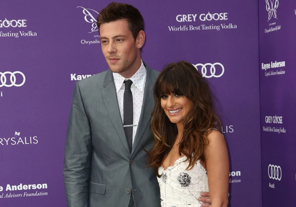 Lea Michele i Cory Monteith byli odtwórcami głónych ról w serialu "Glee". Ich bohaterów łączyło płomienne uczucie. Szybko okazało się, że również w życiu prywatnym pomiędzy aktorami zaiskrzyło. Mieli wielkie plany. Lea Michele nie raz wspominała, że Cory Monteigh był jej wielką miłością. Los jednak postanowił ich rozdzielić. Aktor został odnaleziony martwy w pokoju hotelowym w Vancouver po tym, jak przedawkował heroinę. Artysta był uzależniony od narkotyków. Dla Lei Michele śmierć Cory'ego była ogromnym ciosem. Nie sądziła, że jej życie kiedykolwiek jeszcze wróci do normy. Lea Michele i Cory Monteith byli odtwórcami głónych ról w serialu "Glee". Ich bohaterów łączyło płomienne uczucie. Szybko okazało się, że również w życiu prywatnym pomiędzy aktorami zaiskrzyło. Mieli wielkie plany. Lea Michele nie raz wspominała, że Cory Monteigh był jej wielką miłością. Los jednak postanowił ich rozdzielić. Aktor został odnaleziony martwy w pokoju hotelowym w Vancouver po tym, jak przedawkował heroinę. Artysta był uzależniony od narkotyków. Dla Lei Michele śmierć Cory'ego była ogromnym ciosem. Nie sądziła, że jej życie kiedykolwiek jeszcze wróci do normy.
