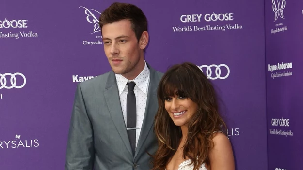 Lea Michele i Cory Monteith byli odtwórcami głónych ról w serialu "Glee". Ich bohaterów łączyło płomienne uczucie. 

Szybko okazało się, że również w życiu prywatnym pomiędzy aktorami zaiskrzyło. Mieli wielkie plany. Lea Michele nie raz wspominała, że Cory Monteigh był jej wielką miłością. Los jednak postanowił ich rozdzielić. 

Aktor został odnaleziony martwy w pokoju hotelowym w Vancouver po tym, jak przedawkował heroinę. Artysta był uzależniony od narkotyków. 

Dla Lei Michele śmierć Cory'ego była ogromnym ciosem. Nie sądziła, że jej życie kiedykolwiek jeszcze wróci do normy. 

