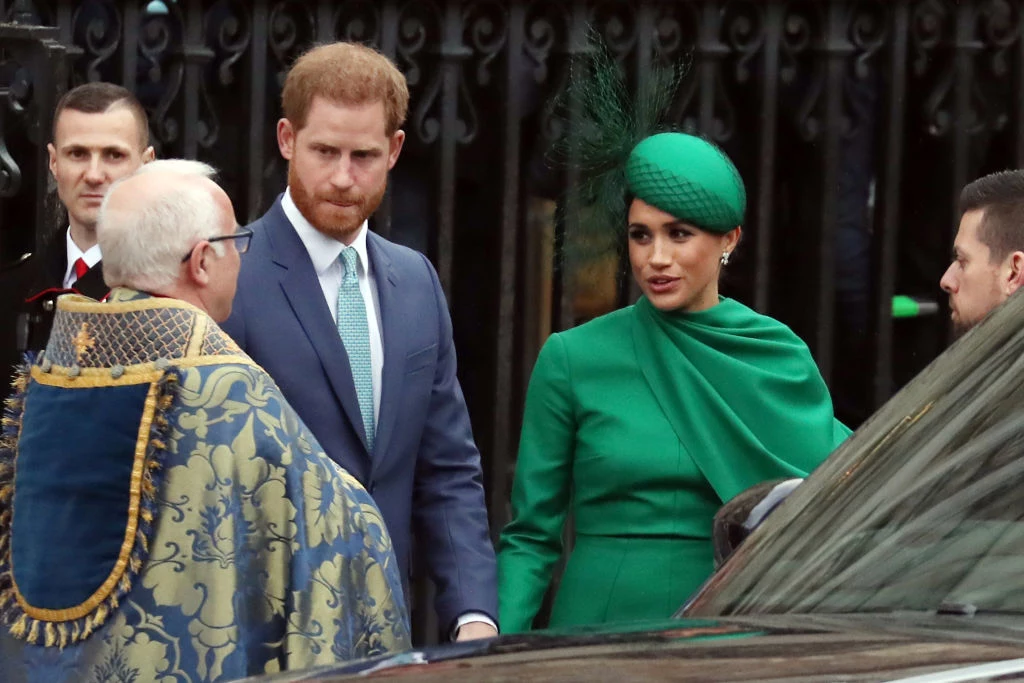 Jak podaje „Daily Mail”, Markle przyznała, że gdyby Kate znalazła się w ogniu krytyki, dwór brytyjski od razu by zareagował i zrobił wszystko, aby uciszyć prasę. To jednak nigdy nie stało się w przypadku Meghan. „Meghan uważa, że gdyby to Kate była ciągle atakowana przez tabloidy, nikt by na to nie przymykał oka. Nie kazaliby jej tego znosić i po prostu zmieniliby szkodliwe i archaiczne podejście rodziny królewskiej do mediów. Tabloidy odpowiedzialne za te ataki miałyby związane usta. Gdyby chodziło o Kate, na pewno wprowadziliby zmiany” – donosi informator. Jak podaje „Daily Mail”, Markle przyznała, że gdyby Kate znalazła się w ogniu krytyki, dwór brytyjski od razu by zareagował i zrobił wszystko, aby uciszyć prasę. To jednak nigdy nie stało się w przypadku Meghan. „Meghan uważa, że gdyby to Kate była ciągle atakowana przez tabloidy, nikt by na to nie przymykał oka. Nie kazaliby jej tego znosić i po prostu zmieniliby szkodliwe i archaiczne podejście rodziny królewskiej do mediów. Tabloidy odpowiedzialne za te ataki miałyby związane usta. Gdyby chodziło o Kate, na pewno wprowadziliby zmiany” – donosi informator.