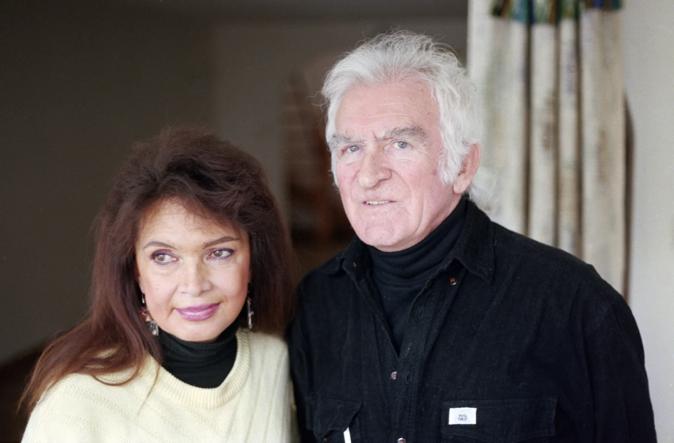 Miłość znalazła nie na planie, a u boku prawnika i dyplomaty Bolesława Kwiatkowskiego, którego poznała w 1970 roku. W 1973 toku, po zagraniu Rebeki Widmar w "Zazdrości i medycynie", niespodziewanie zakończyła karierę. Zostawiła wszystko i wyjechała z mężem do Nowego Jorku. Pracowała m.in. w bibliotece działającej przy ONZ, była także agentką nieruchomości i projektantką mody. Z małżonkiem, który był dyplomatą, mieszkali m.in. w Jordanii, Malezji, Libii, Tanzanii.

Przez całe życie fascynowała jako kobieta i aktorka. "Była brylantem polskiego kina" - pisano po jej śmierci.

Na zdjęciu: Ewa Krzyżewska z mężem (29 grudnia 1995)