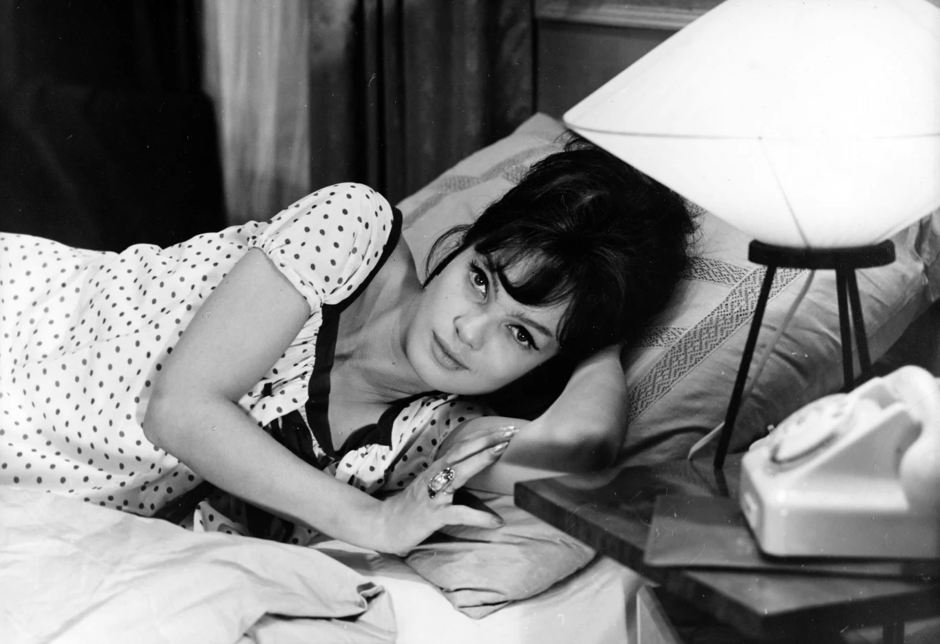 Ewa Krzyżewska dla rodziny była zawsze Haneczką. Jako Anna Ewa Krzyżewska figurowała tylko w dokumentach. Urodziła się 7 lutego 1939 roku w Warszawie. Jej rodzicami byli poeta i radiowiec Juliusz Walerian Krzyżewski i Maria Stanisława z Piotrowskich. Do chrztu trzymali ją Ewelina Krzyżewska, żona jej stryja Bohdana, i zaprzyjaźniony z Juliuszem, poeta i pisarz Jeremi Przybora. Rodzina przyjaźniła się z Anną i Jarosławem Iwaszkiewiczami i często gościła u nich w Stawisku. W takim środowisku Krzyżewska wzrastała.

Na zdjęciu: Ewa Krzyżewska w filmie "Zbrodniarz i panna" w reżyserii Janusza Nasfetera (1963)