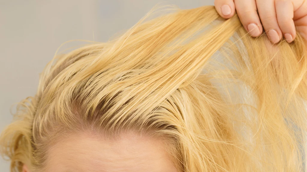 Przetłuszczające się włosy to problem, który pojawia się, gdy gruczoły produkują nadmierną ilość łoju