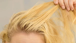 Domowe sposoby na przetłuszczające się włosy. Uporczywy problem znika