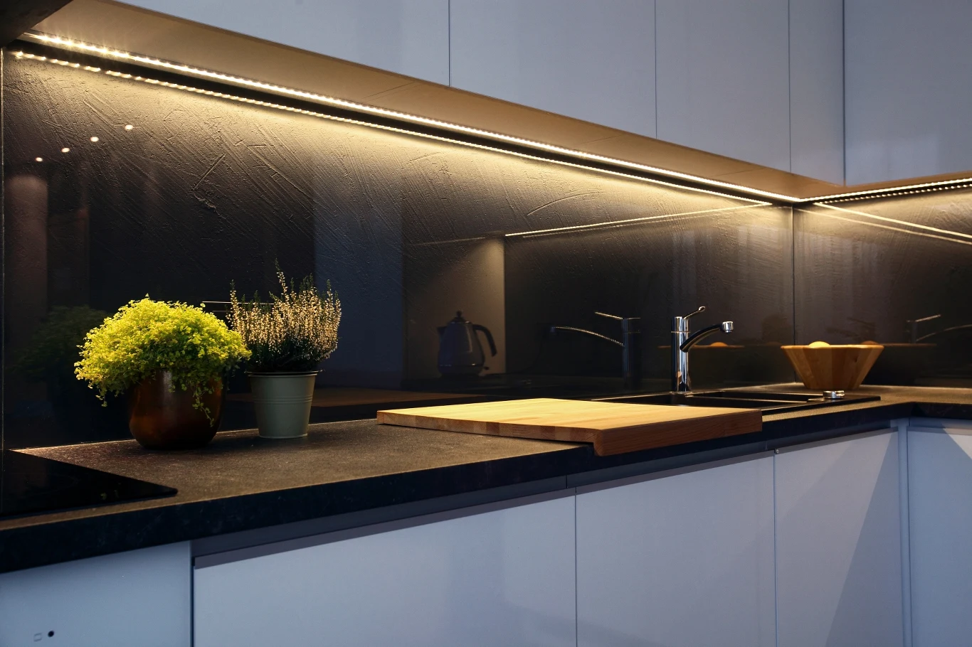 Kuchnia z marmurowym blatem będzie funkcjonalna i piękna. 