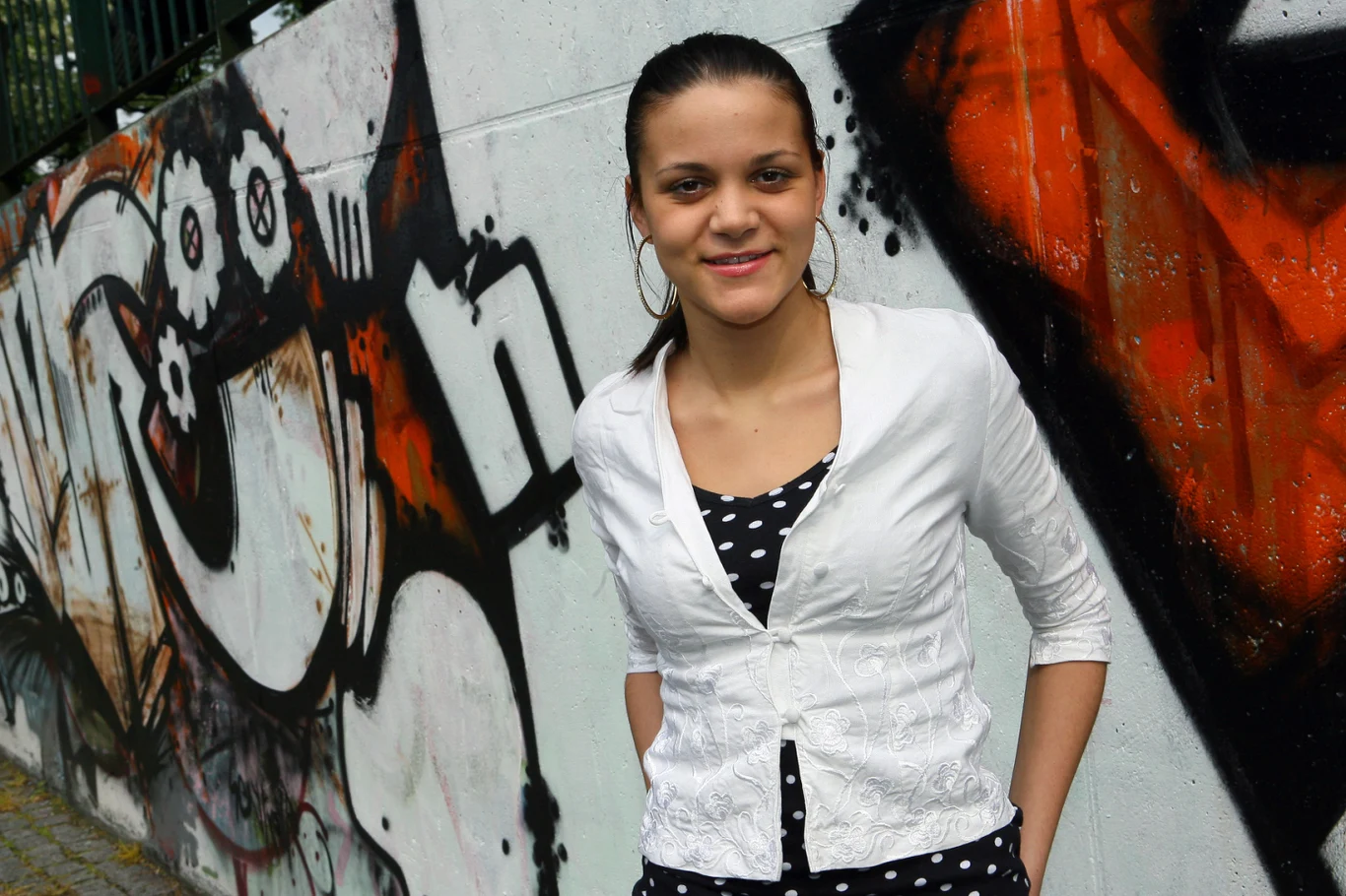 Pochodząca z Bielska-Białej wokalistka szerszej publiczności dała się poznać w 2002 roku, kiedy wygrała jeden z odcinków programu "Droga do Gwiazd", emitowanego na antenie telewizji TVN. Później próbowała sił także m.in. w "Idolu". Pochodząca z Bielska-Białej wokalistka szerszej publiczności dała się poznać w 2002 roku, kiedy wygrała jeden z odcinków programu "Droga do Gwiazd", emitowanego na antenie telewizji TVN. Później próbowała sił także m.in. w "Idolu".